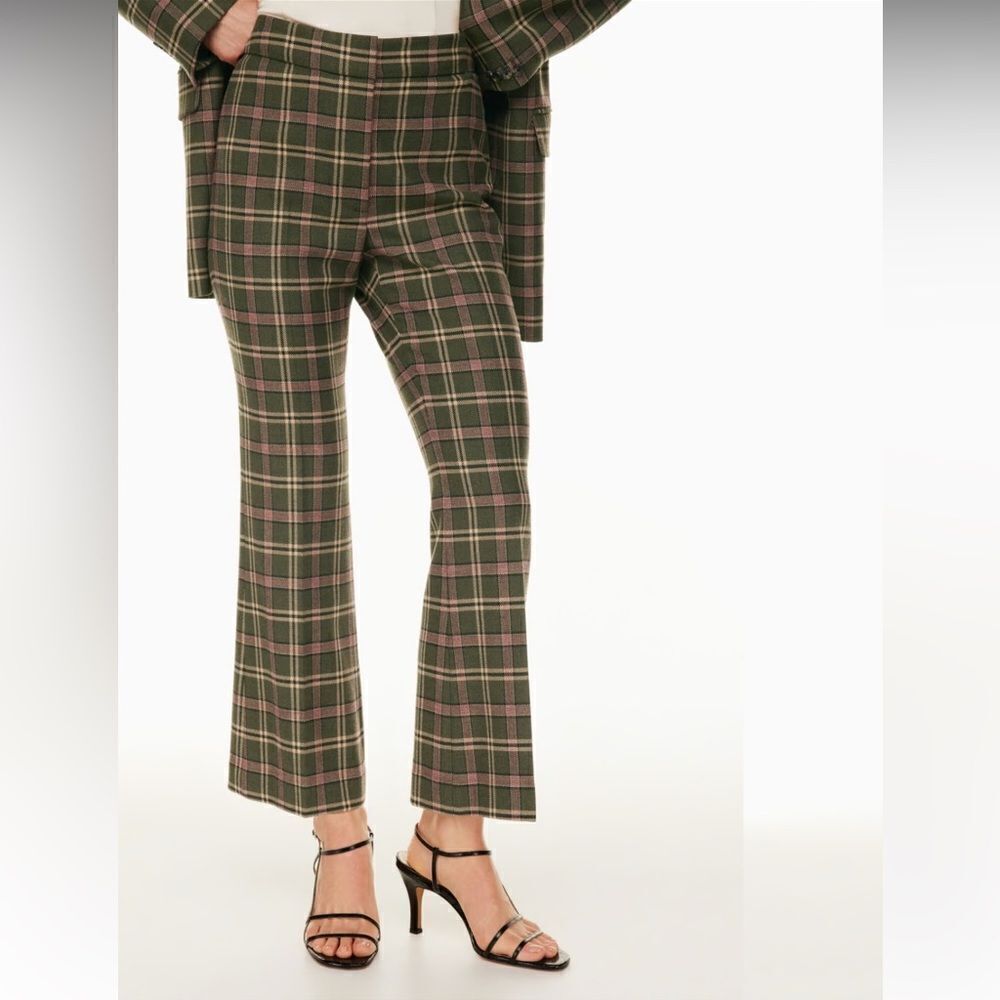 Wilfred Aritiza Sequence Pant
High-waisted kick-flare pants size 8